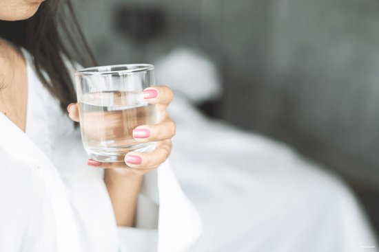 En train de boire un verre d'eau