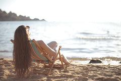 Mer et soleil : prendre soin de ses cheveux pendant l'été