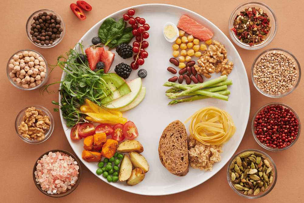 assiette équilibrée : saumon, légumineuses, légumes, fruits rouges et céréales complètes
