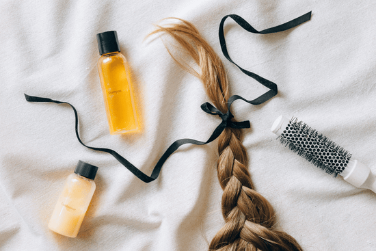 tresse blonde, shampoing et brosse pour prendre soin de ses cheveux