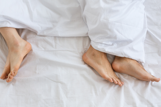 pieds qui dépassent du lit 