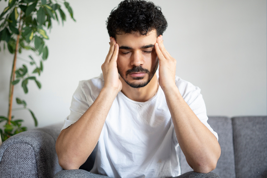 homme qui a une migraine 