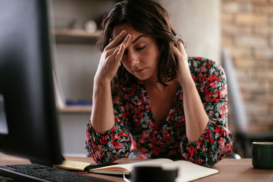 femme avec une migraine 