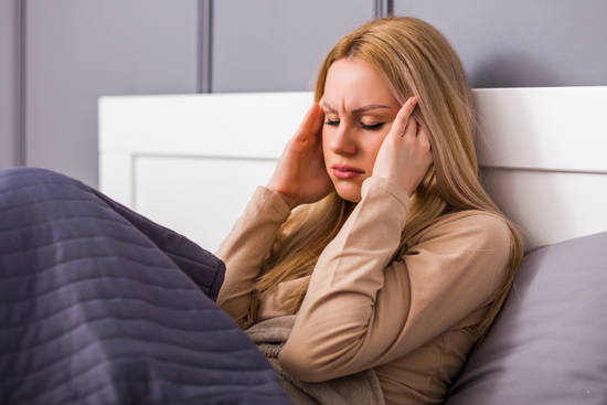 femme qui a une migraine 