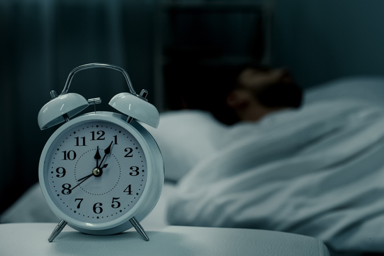 Horloge et personne en train de dormir 
