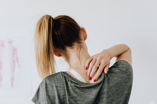 femme avec une tension musculaire